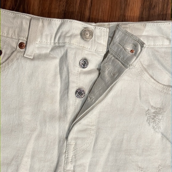 NWOT Levi’s 501 Distressed Shorts - Picture 5 of 12